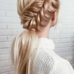 the side ponytail hairstyle a subtle and stylish alternative to the side braid 6