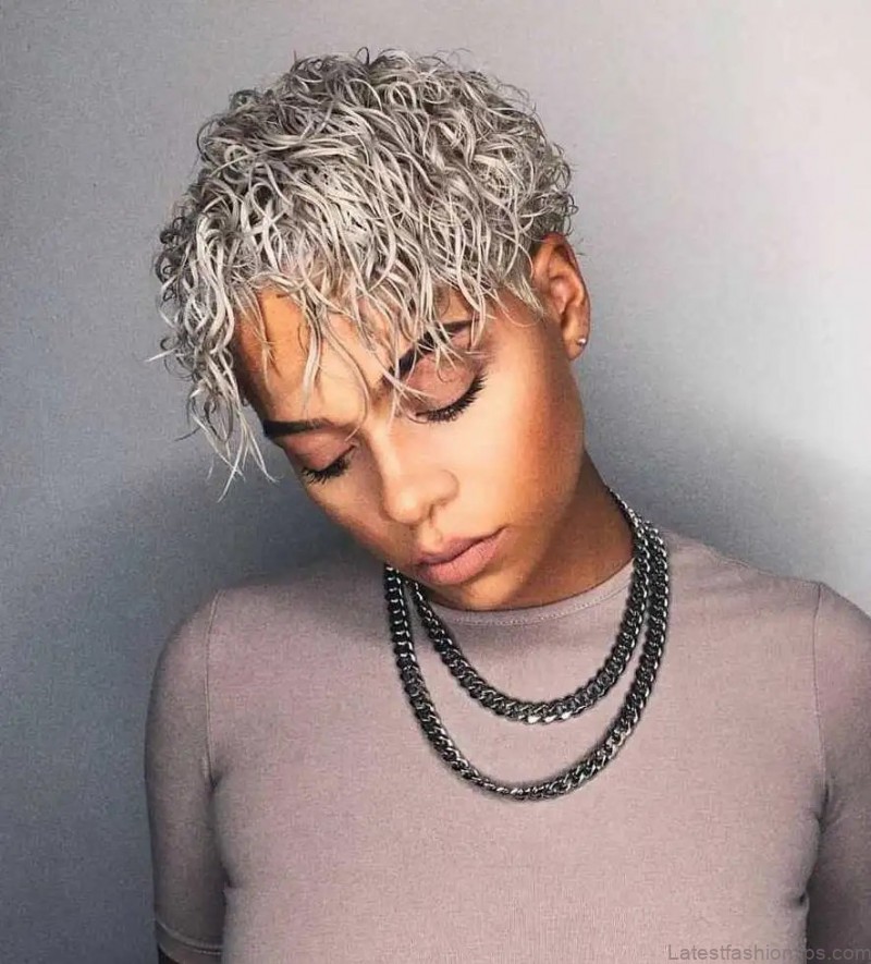 10 shaggy hairstyles for older women to flaunt your gray 3