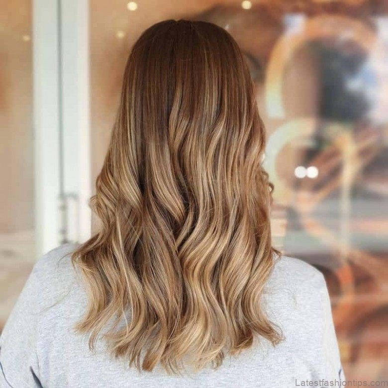 20 savory looks with caramel highlights youll love to treat yourself 11