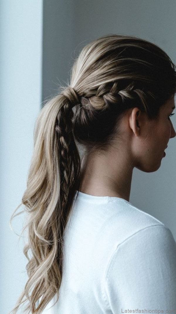 the side ponytail hairstyle a subtle and stylish alternative to the side braid 3